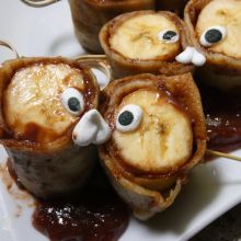 Schoko Bananen Palatschinken garnieren