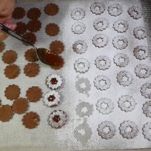 Mit Marmelade füllen