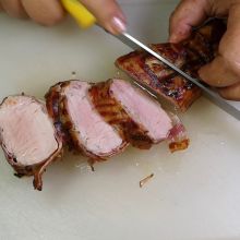 Schweinefilet aufschneiden