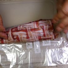 Schweinefilet einwickeln