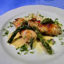 Pork tenderloin with bacon and asparagus