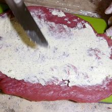 Mit Frischkäse bestreichen.