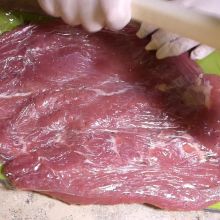 Schweinefleisch vorsichtig plattieren