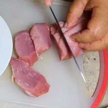 Schweinefilet schneiden