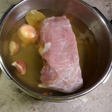 Fleisch in die Suppe einlegen