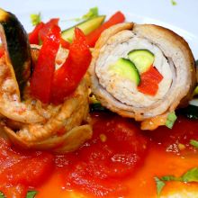 Schweinefleischröllchen mit Zucchini - Paprikafüllung im Speckmantel