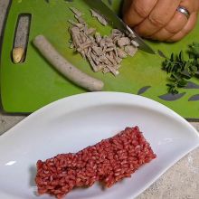 Bratwurst schneiden