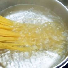 Spaghetti in Salzwasser kochen