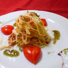 Spaghetti carbonara servieren