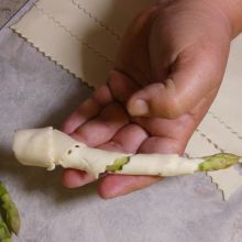 Spargel umwickeln