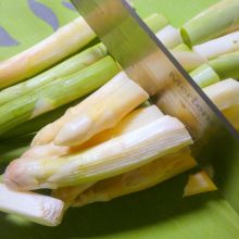 Spargel in Stücke schneiden