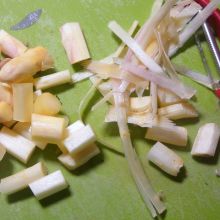 Spargel schälen und schneiden