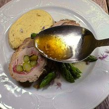 Gefüllter Schweinebraten mit Spargelgarnitur und Knödel