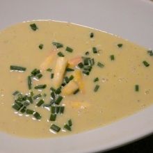 Spargelcremesuppe mit Ei legiert