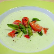 Spargelcremesuppe mit Chilierdbeeren