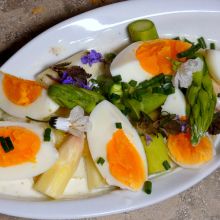 Spargelsalat mit Apfel und Ei