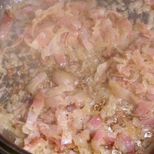Zwiebel und Speck anschwitzen