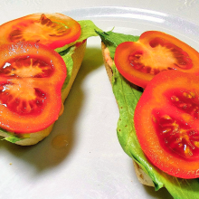 Toast mit Paradeisern belegen