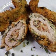 Cordon bleu vom Schwein mit Steinpilzfüllung in Kürbiskernpanier