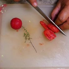 Tomate schälen