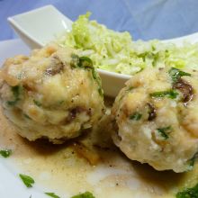 Semmelknödel mit Steinpilzen und Speck