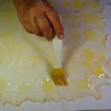 Strudelteig mit Butter bestreichen