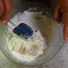 Teigzutaten mischen
