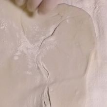 Strudelteig vorsichtig ziehen