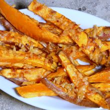 Gebratene Süßkartoffelsticks mit Parmesan