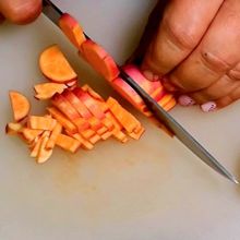 Süßkartoffeln schneiden