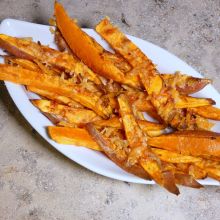 Gebackene Süßkartoffelsticks mit Parmesan