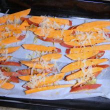 Mit Käse bestreuen