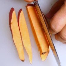 Süßkartoffelsticks schneiden