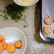 Mit Käse bestreuen