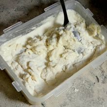 Teigzutaten in einer Schüssel verrühren