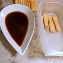 Biskotten in Kaffee tauchen