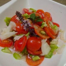 Tomatensalat mit grünem Paprika