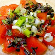 Tomatensalat mit Basilikumsprossen und Pesto