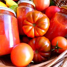 Paradeissauce mit Stücken im Glas haltbar gemacht