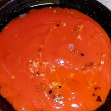 Paradeissauce köcheln lassen