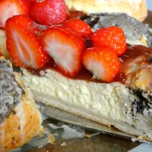 Topfen Mohnkuchen mit Erdbeeren