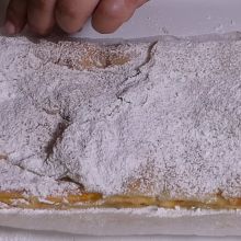 Quarkstrudel in Stücke schneiden