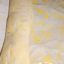 Topfenstrudel einrollen