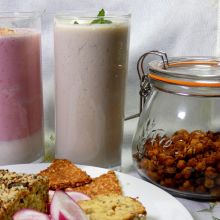 Veganer Proteinshake mit Mandeln und Banane