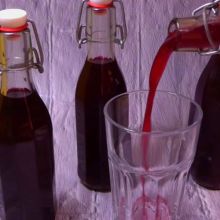 Weichselsaft in der Flasche haltbar gemacht