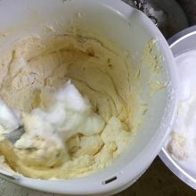 Eischnee unter die Masse heben