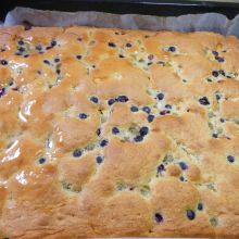 Kuchen mit Gelee überglänzen