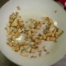 Weißbrotwürfel und Sonnenblumenkerne rösten