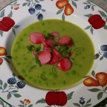 Erbsensuppe mit gebratenen Frankfurter Würsteln