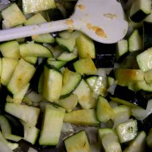 Zucchini anschwitzen